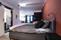 Kamer De Smederij met rode wand en tweepersoonsbed
