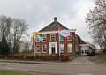 Boerderij De Oldambtster met vlaggen aan de straat
