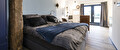 Kamer Beerta met houten balk en blauwe accenten